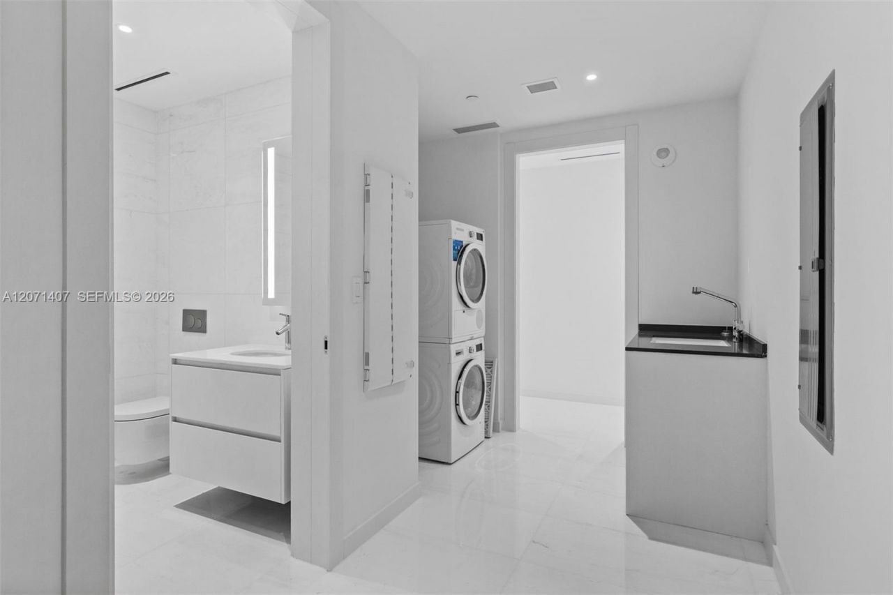 300 Biscayne Boulevard Way, Unit 4303C, Miami, FL 33131 Photo