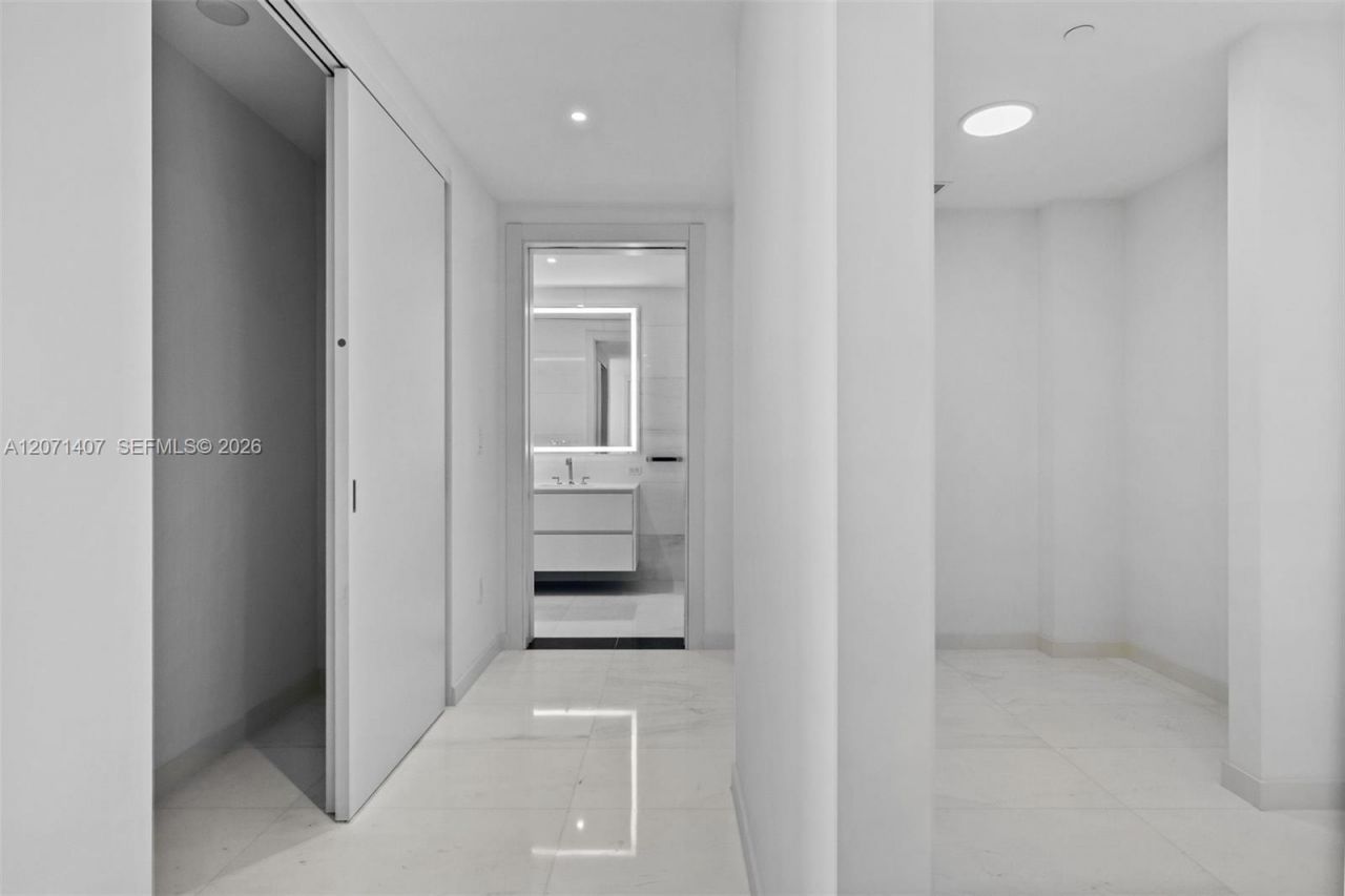 300 Biscayne Boulevard Way, Unit 4303C, Miami, FL 33131 Photo