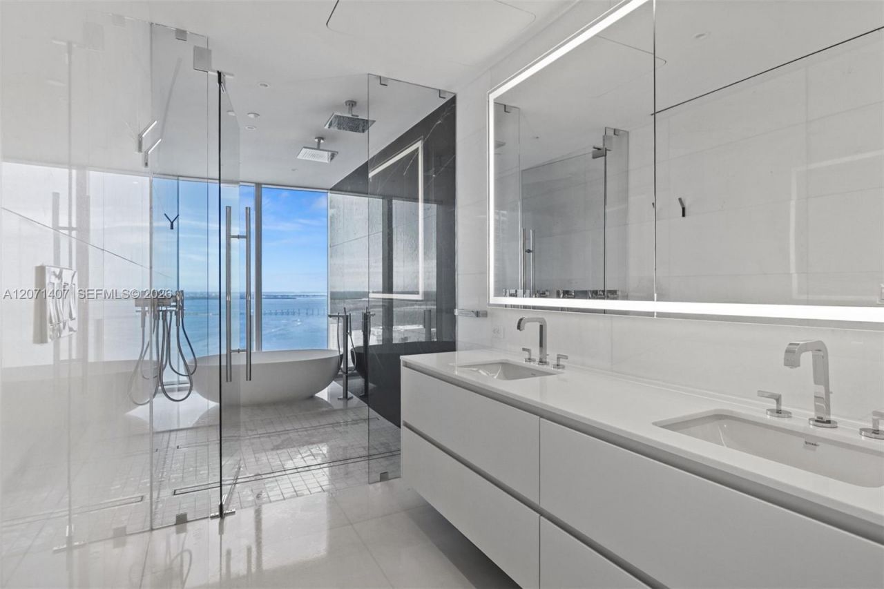 300 Biscayne Boulevard Way, Unit 4303C, Miami, FL 33131 Photo