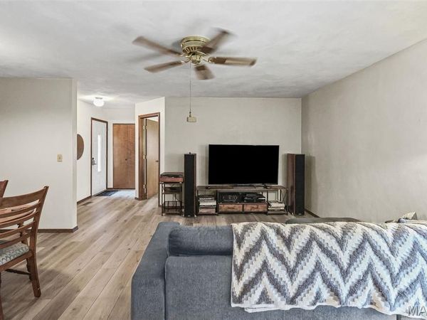 21 Parkridge, Belleville, IL 62226