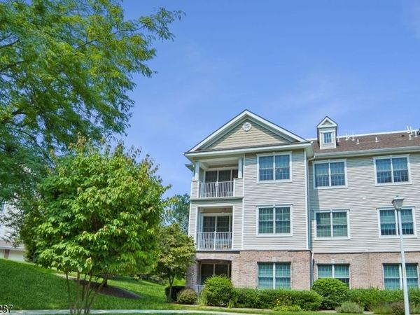 137 Ridgeview Ln, Mount Arlington, NJ 07856