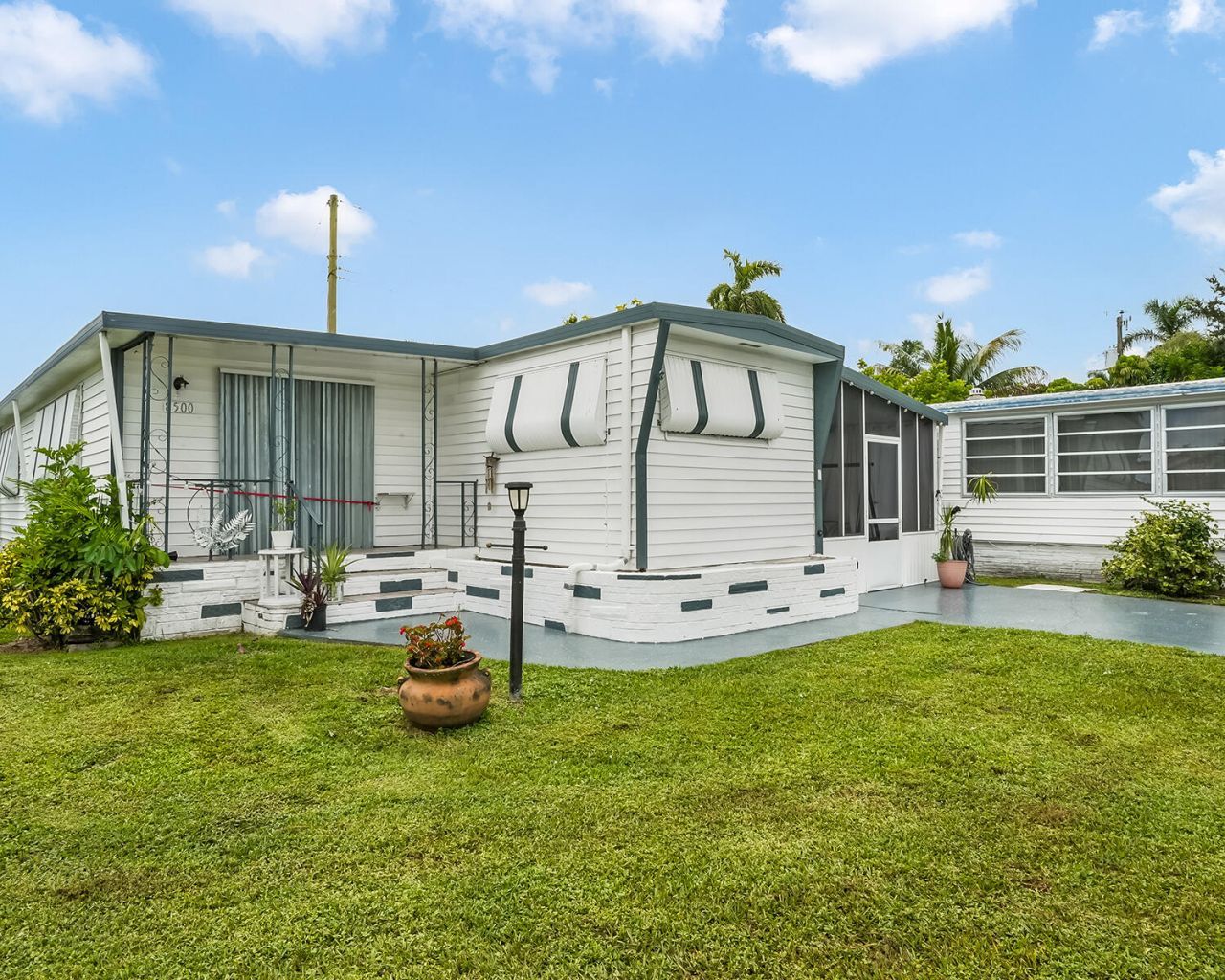 8500 SW 18th Place, Davie, FL 33324 Photo