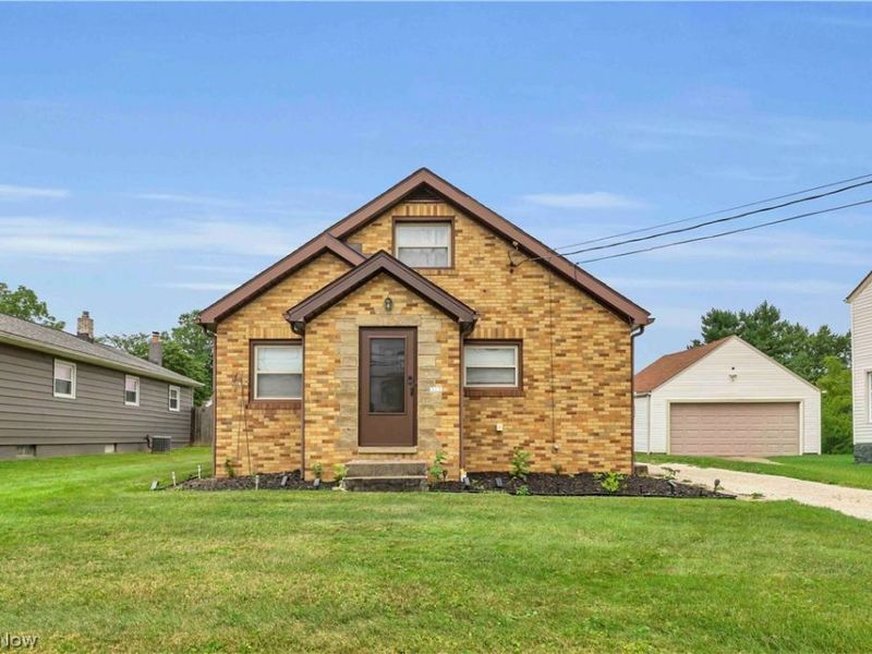 313 Woodside Avenue NE, North Canton, OH 44720 Photo 1