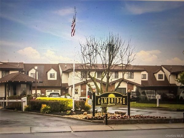 43 Cambridge Drive W, Copiague, NY 11726