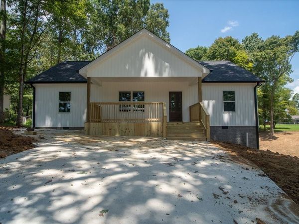 300 Devin Dr , Lawrenceburg, TN 38464