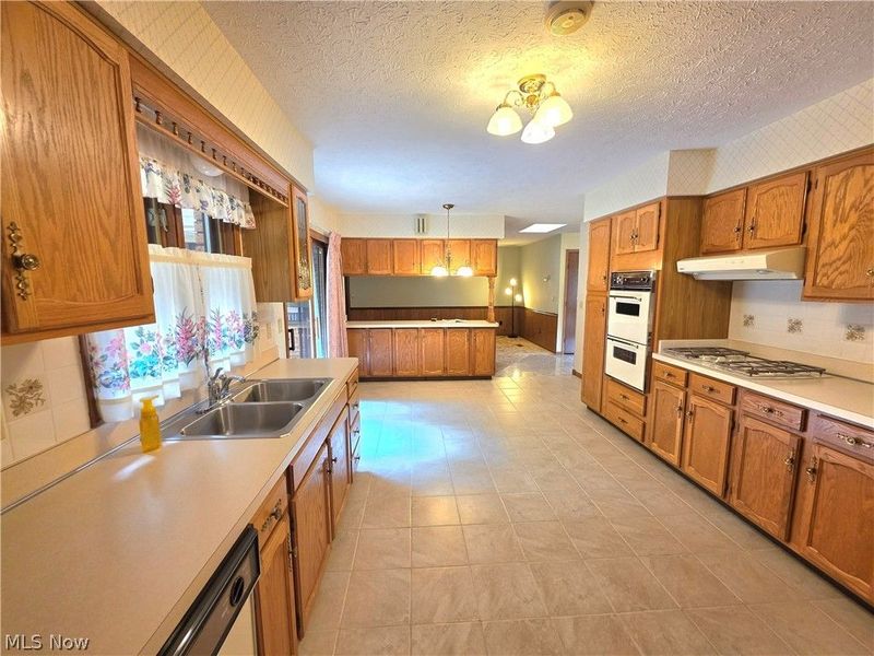 2131 Ridgebury Drive, Painesville Township, OH 44077 Photo 2