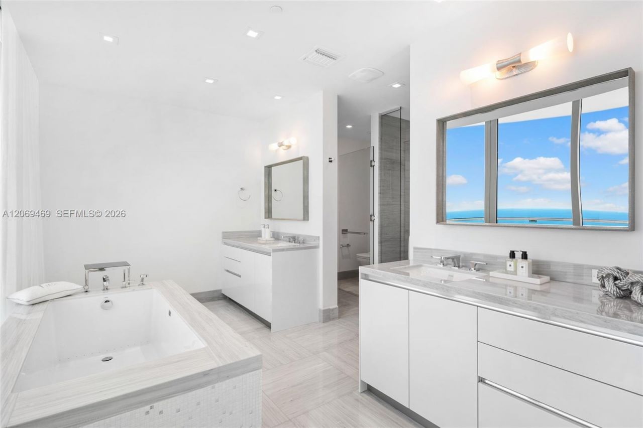 16901 Collins Ave , Unit 5305, Sunny Isles Beach, FL 33160 Photo