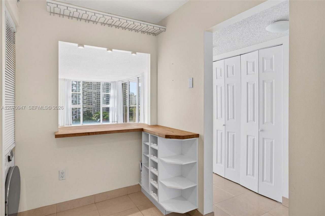 3731 N Country Club Dr, Unit 1023, Aventura, FL 33180 Photo
