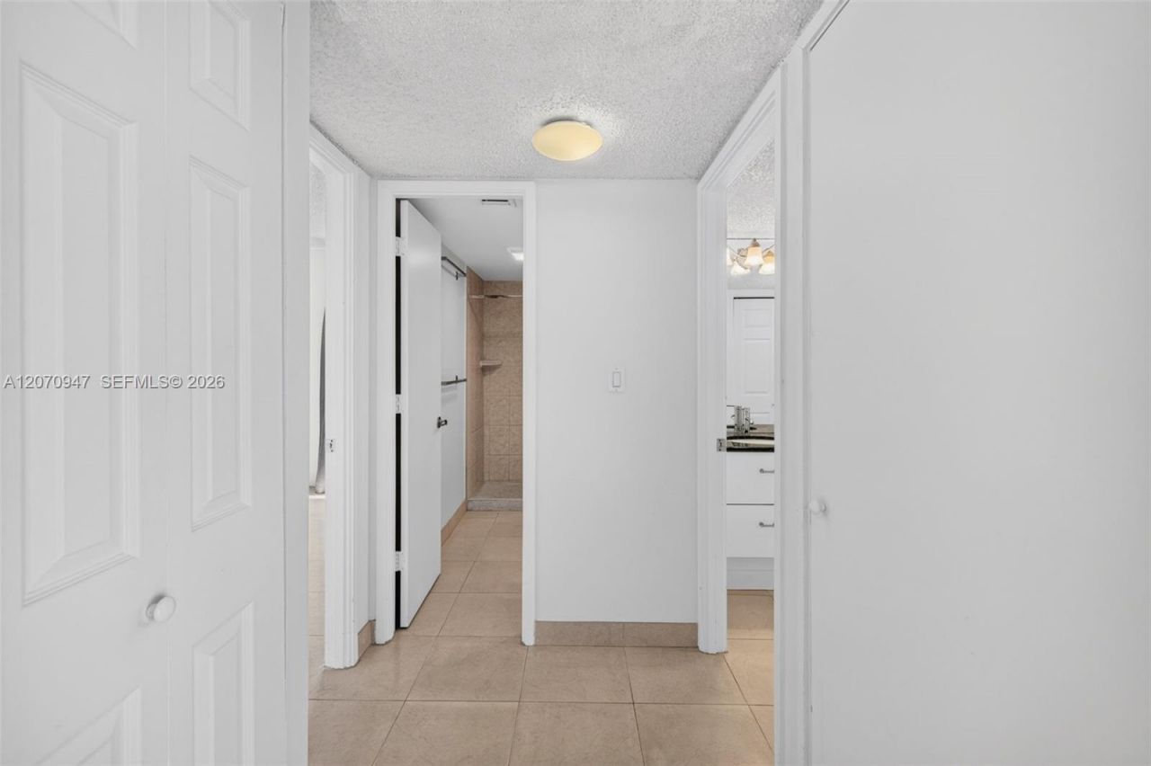 3731 N Country Club Dr, Unit 1023, Aventura, FL 33180 Photo
