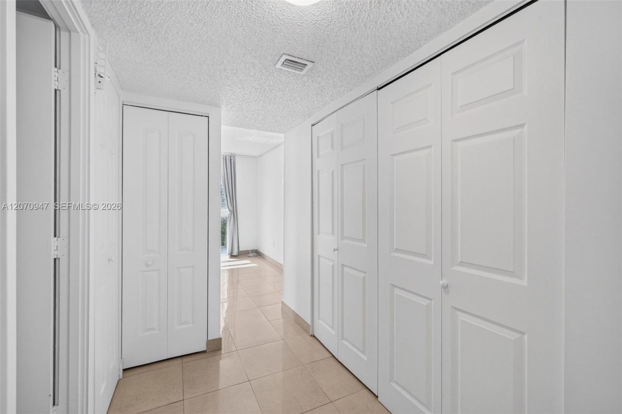 3731 N Country Club Dr, Unit 1023, Aventura, FL 33180 Photo