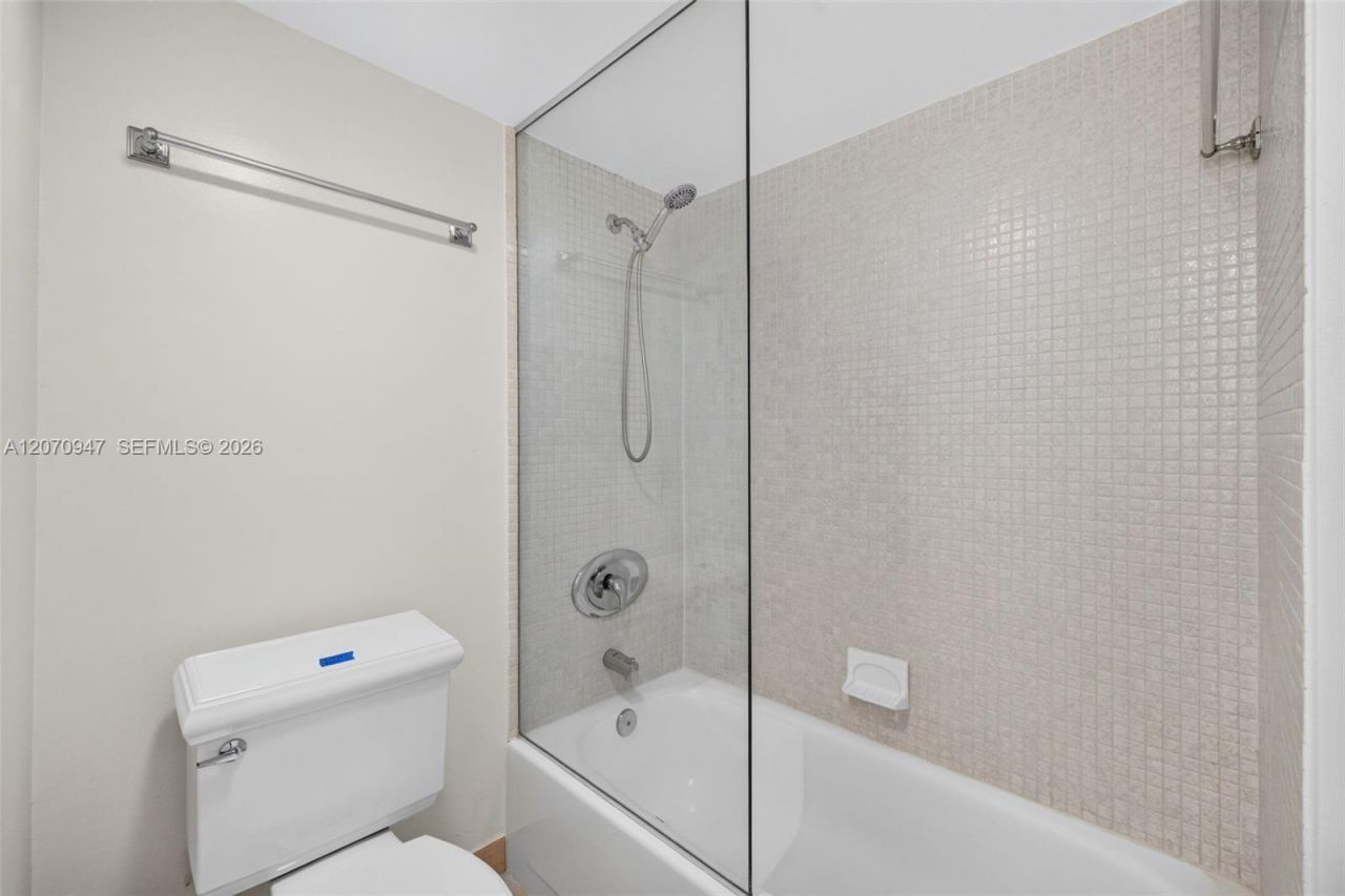 3731 N Country Club Dr, Unit 1023, Aventura, FL 33180 Photo