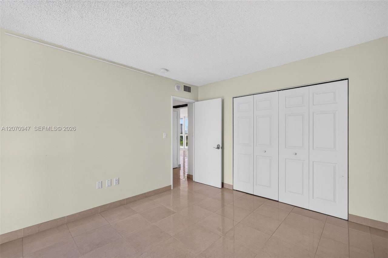 3731 N Country Club Dr, Unit 1023, Aventura, FL 33180 Photo