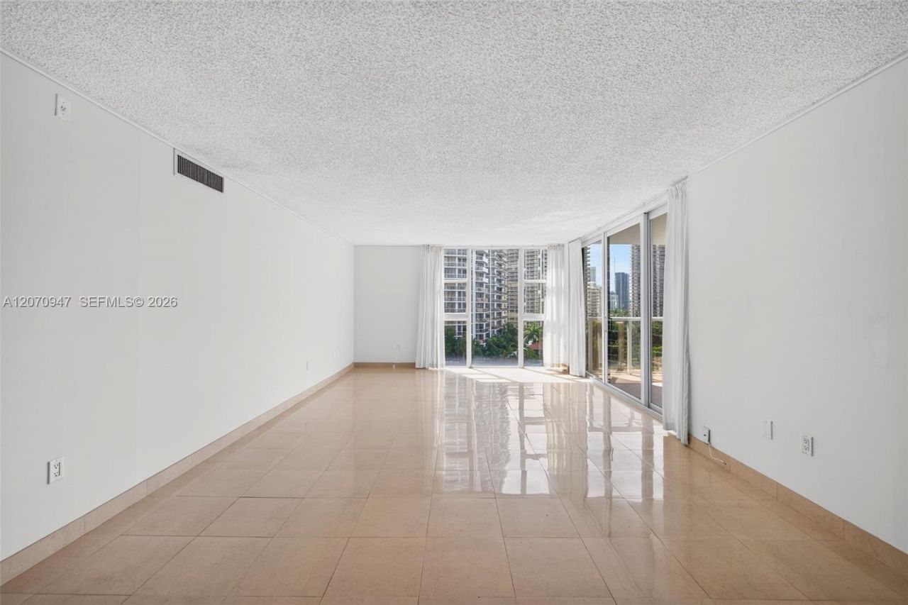 3731 N Country Club Dr, Unit 1023, Aventura, FL 33180 Photo