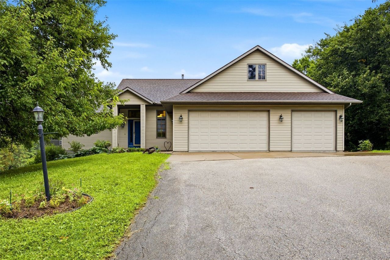 2792 Holly Court Nw, Swisher, IA 52238 Main Photo