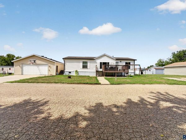 805 S McKinley St, Lennox, SD 57039