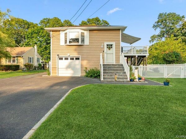 107 Avenue A , Holbrook, NY 11741