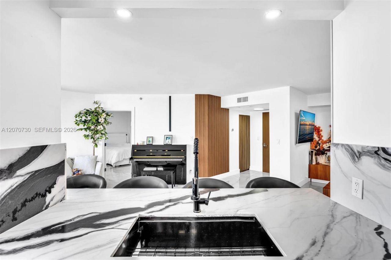 1000 W Island Blvd, Unit 1710, Aventura, FL 33160 Photo