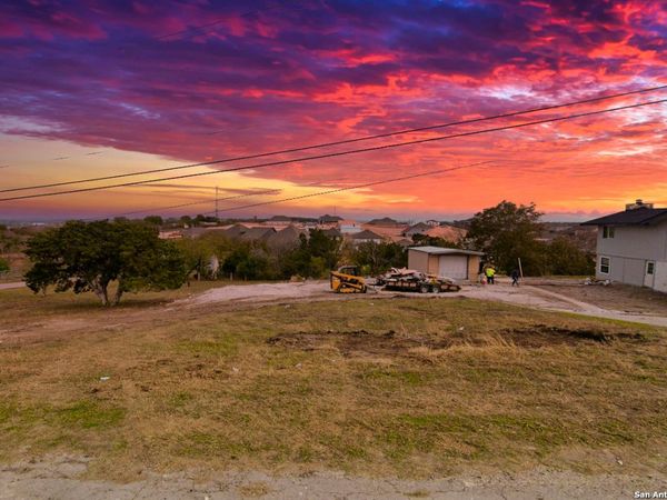 6707 E QUEENS CROWN ST, Live Oak, TX 78233