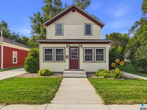513 SE 1st St, Madison, SD 57042