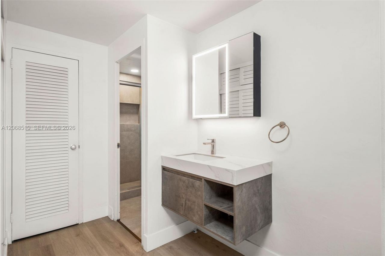 1408 Brickell Bay Dr , Unit 518, Miami, FL 33131 Photo