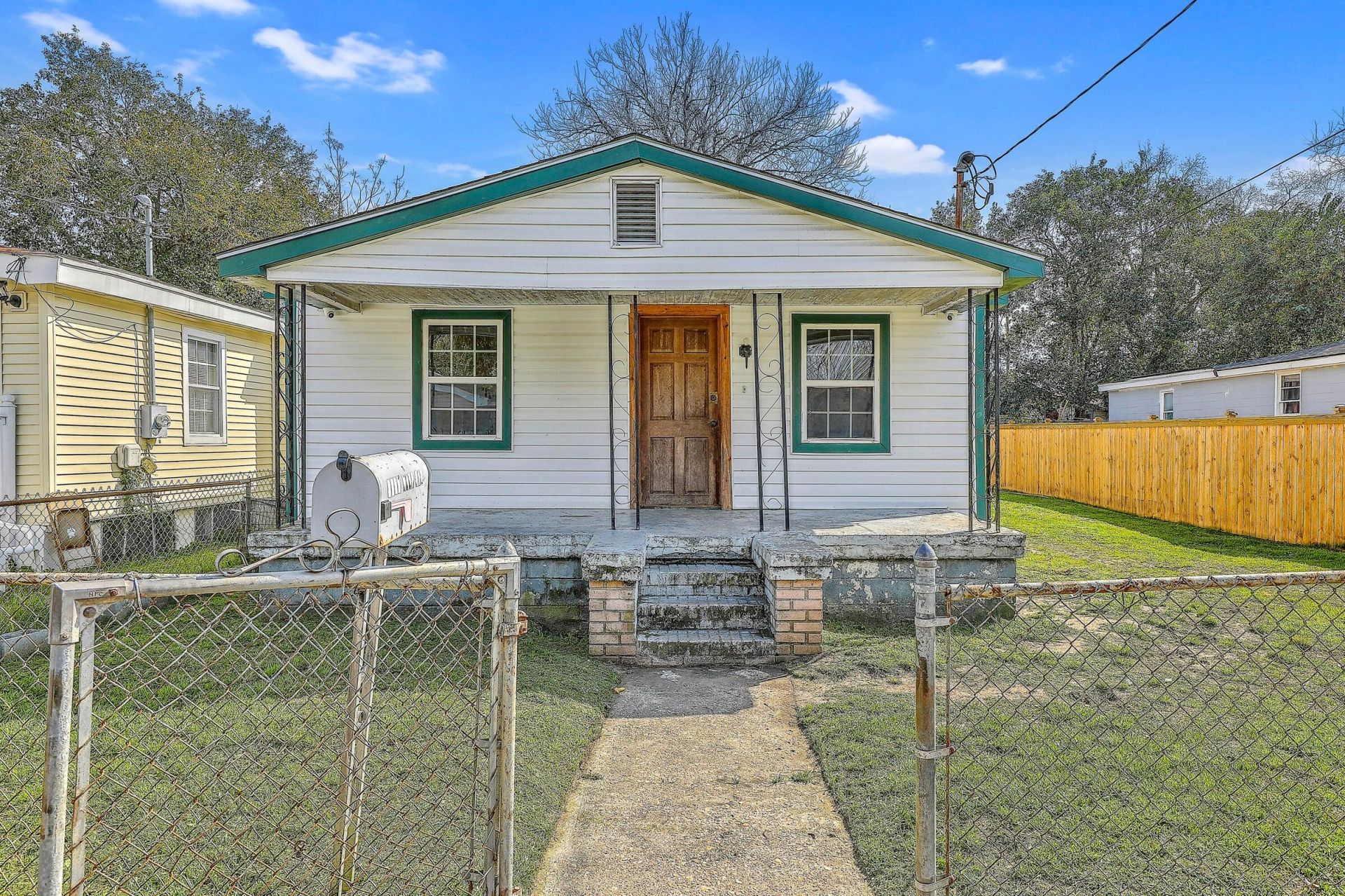 1989 Hugo Avenue Photo 2