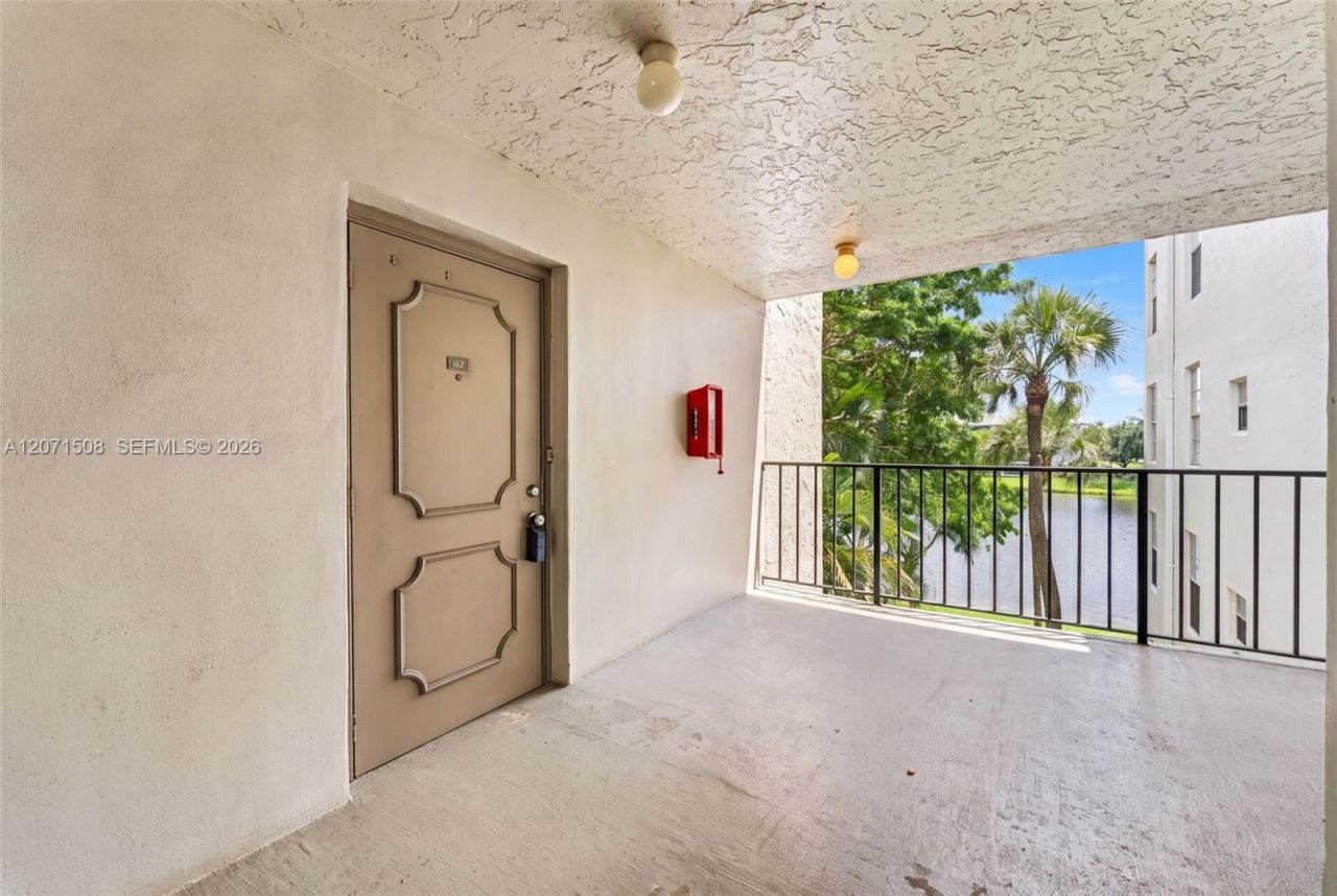9440 Poinciana Pl , Unit 302, Davie, FL 33324 Photo
