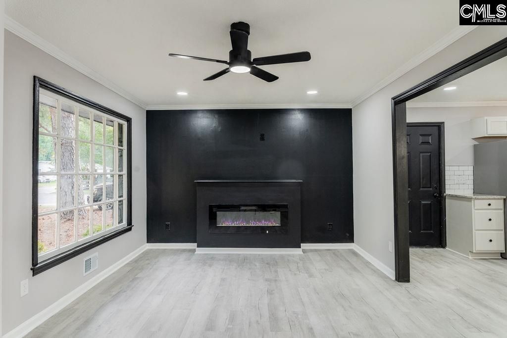 2037 Windsor Drive  Photo 4