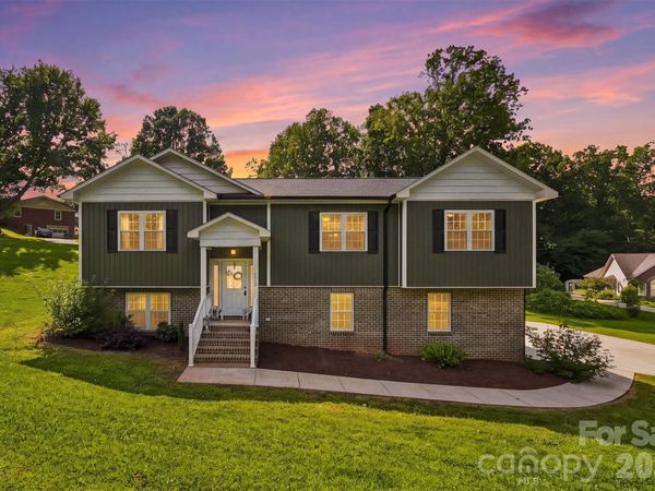 2953 2nd Street Court NW, Hickory, NC 28601