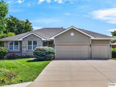 9102 S Glenview Drive, La Vista, NE 68128