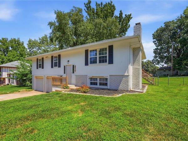 8815 N Grand Avenue, Kansas City, MO 64155