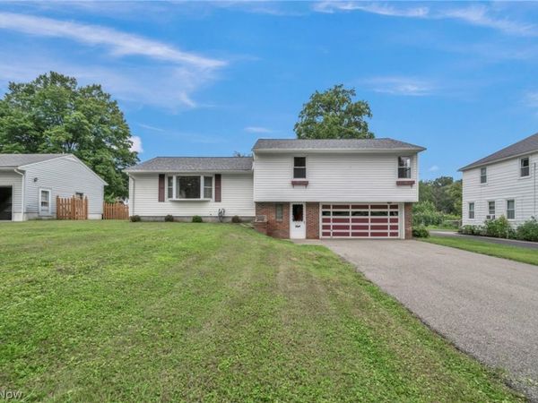 131 Yunker Court , Elyria, OH 44035