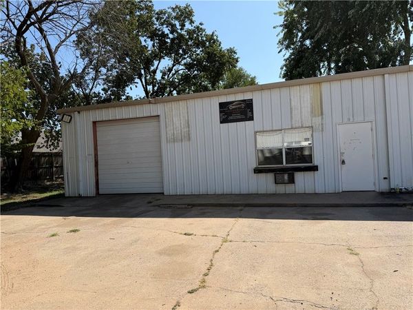 742 B Don Tyson, Springdale, AR 72764