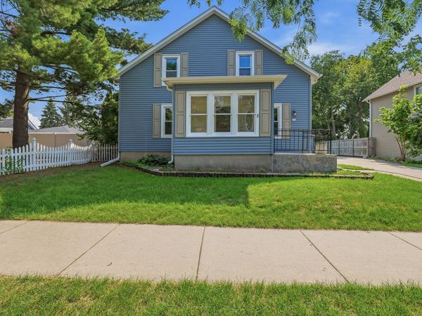 317 E Pleasant St, Oconomowoc, WI 53066