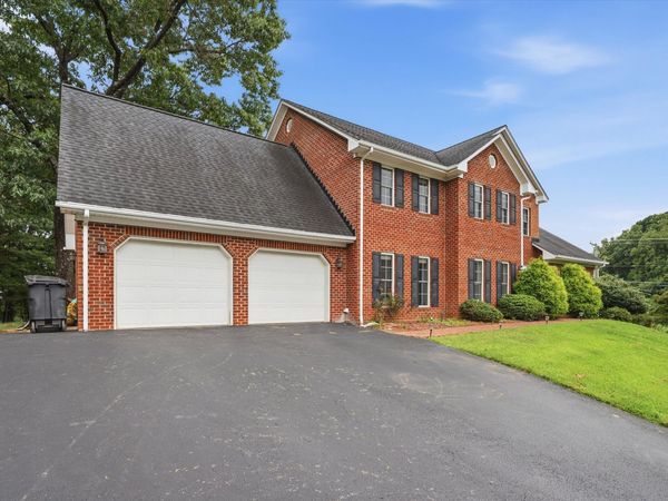 6301 Roselawn Court DR, Roanoke, VA 24018