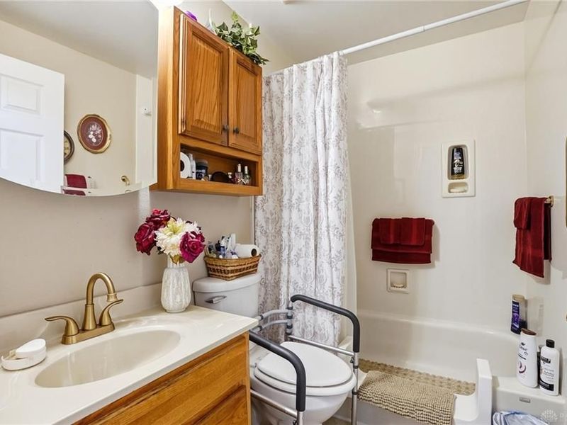 7301 Stonehurst Drive, Dayton, OH 45424 Photo 9