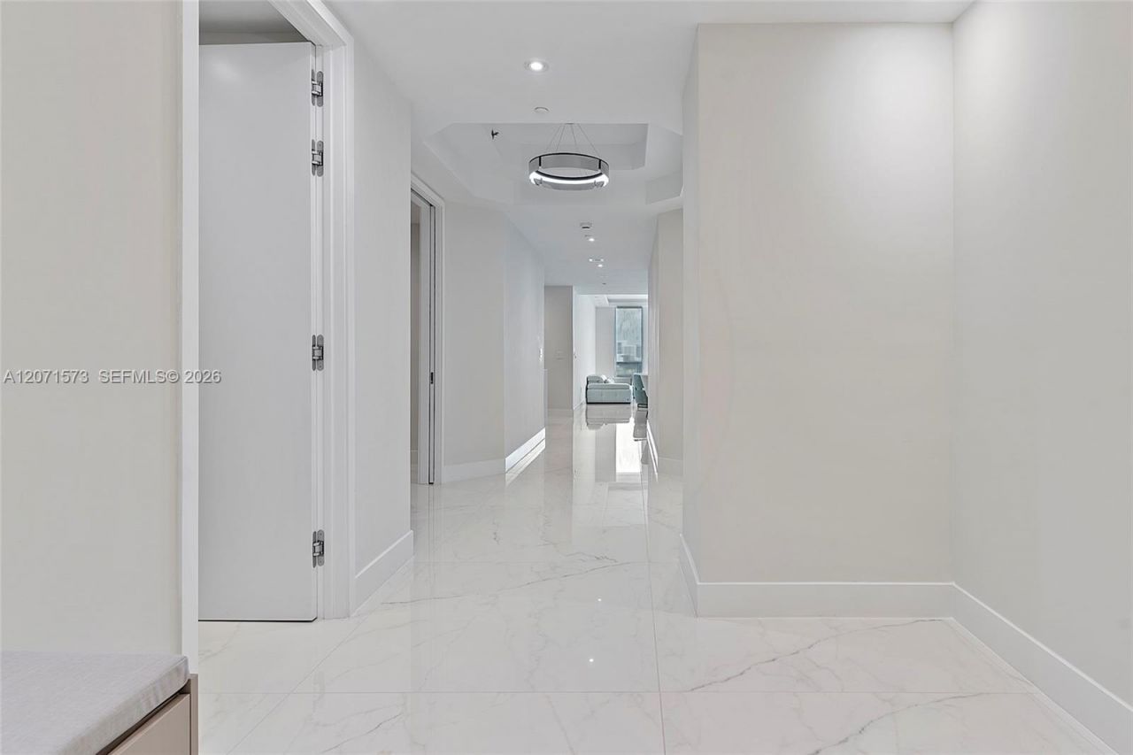 100 S Pointe Dr, Unit 910, Miami Beach, FL 33139 Photo