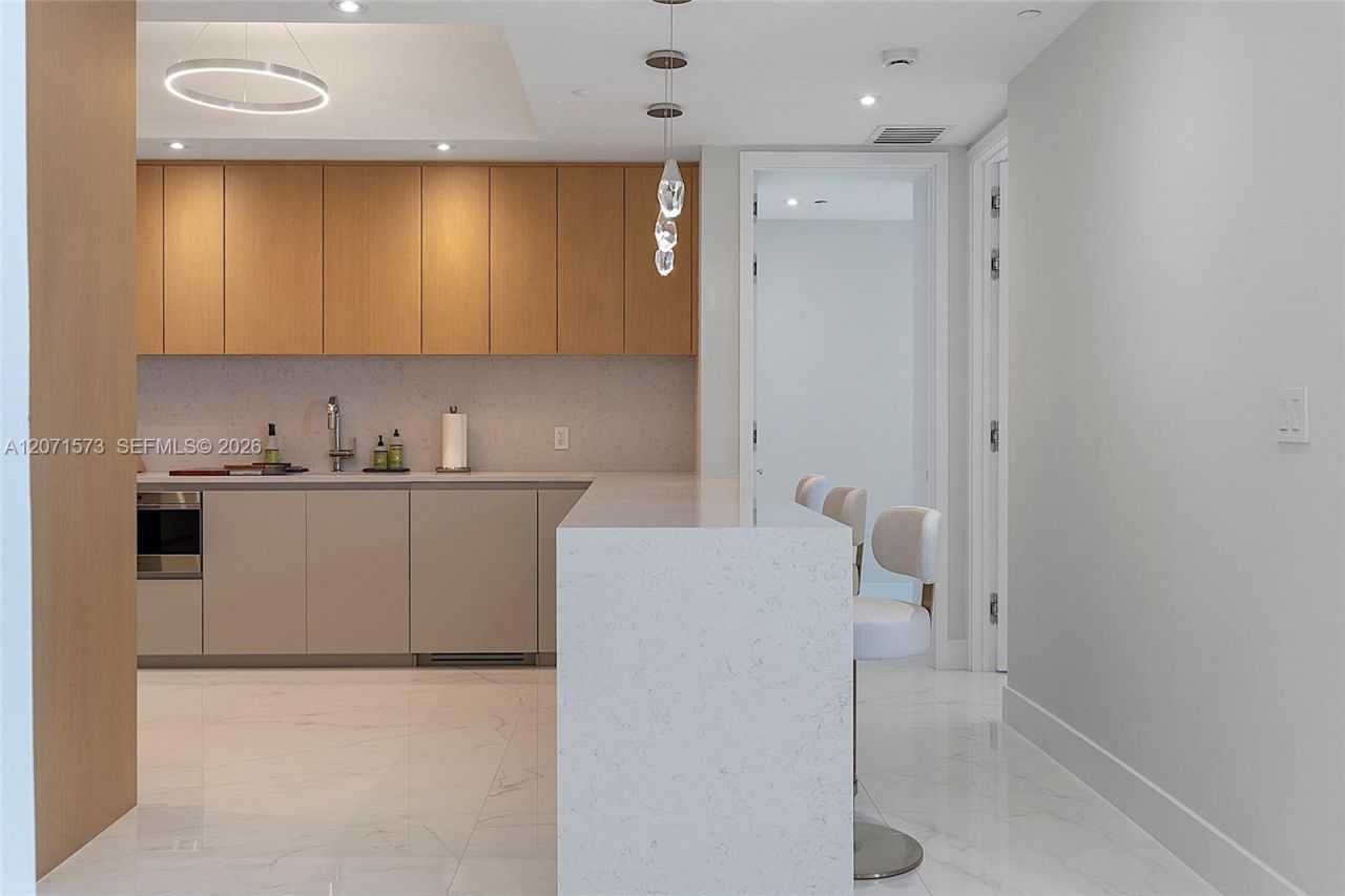 100 S Pointe Dr, Unit 910, Miami Beach, FL 33139 Photo