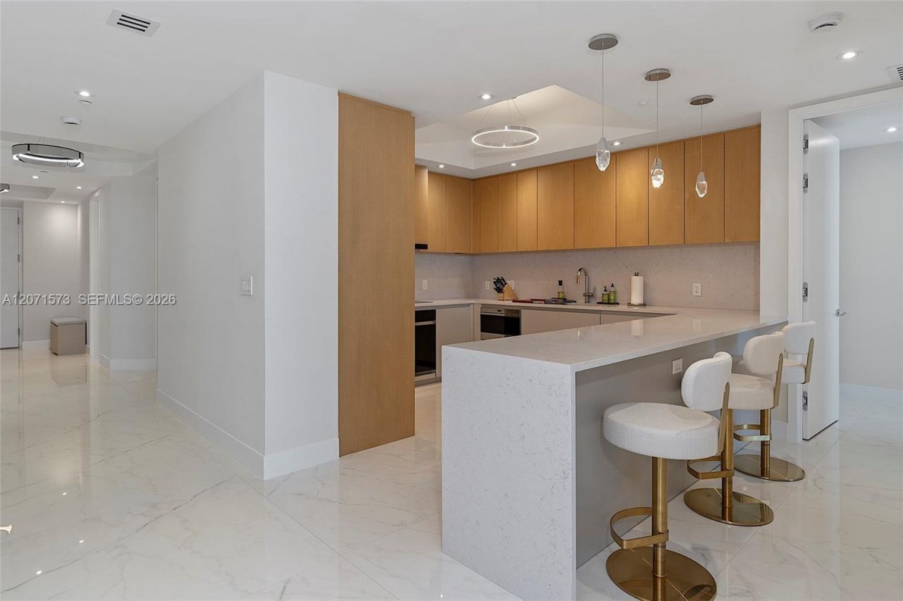 100 S Pointe Dr, Unit 910, Miami Beach, FL 33139 Photo