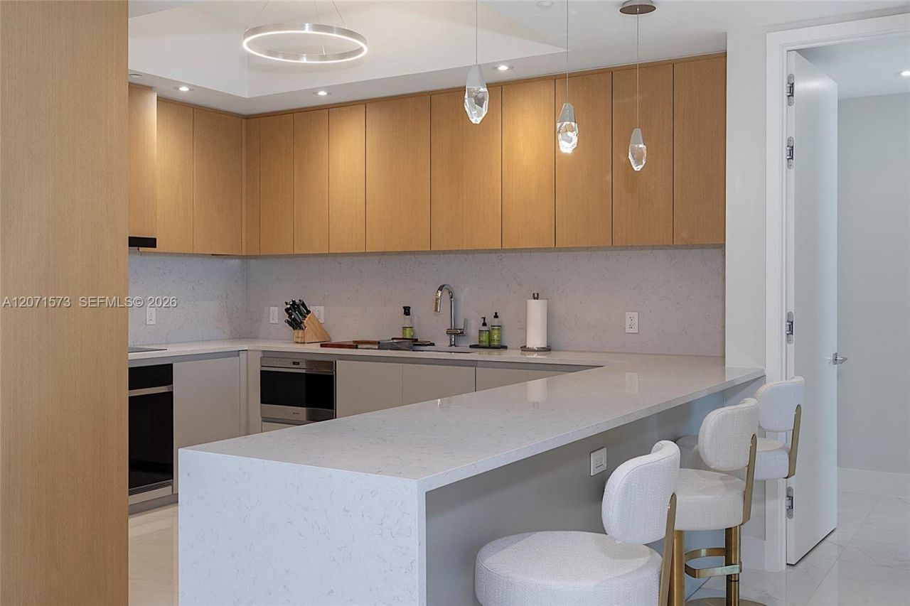 100 S Pointe Dr, Unit 910, Miami Beach, FL 33139 Photo