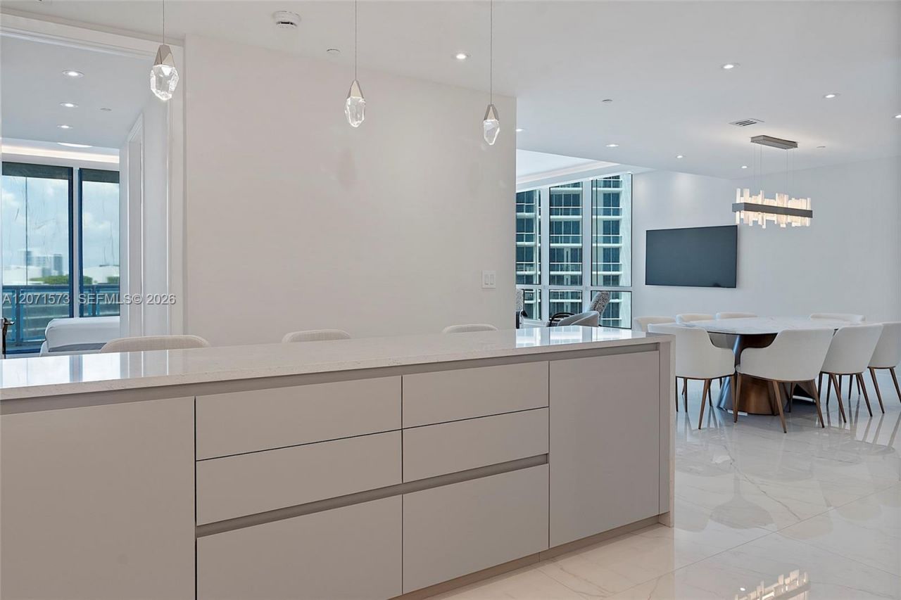 100 S Pointe Dr, Unit 910, Miami Beach, FL 33139 Photo