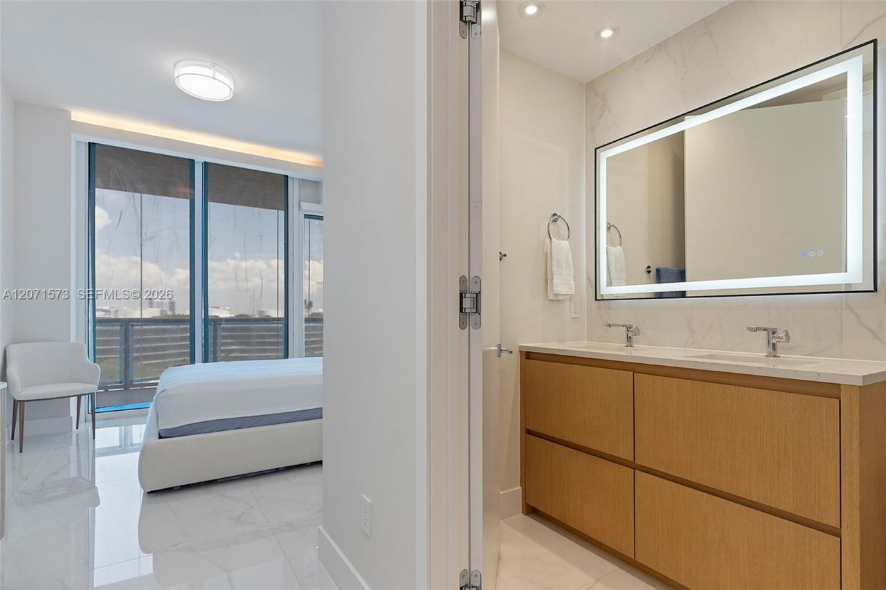100 S Pointe Dr, Unit 910, Miami Beach, FL 33139 Photo