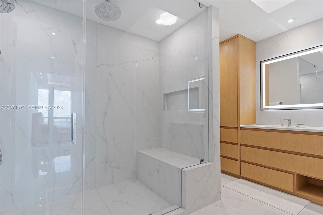 100 S Pointe Dr, Unit 910, Miami Beach, FL 33139 Photo