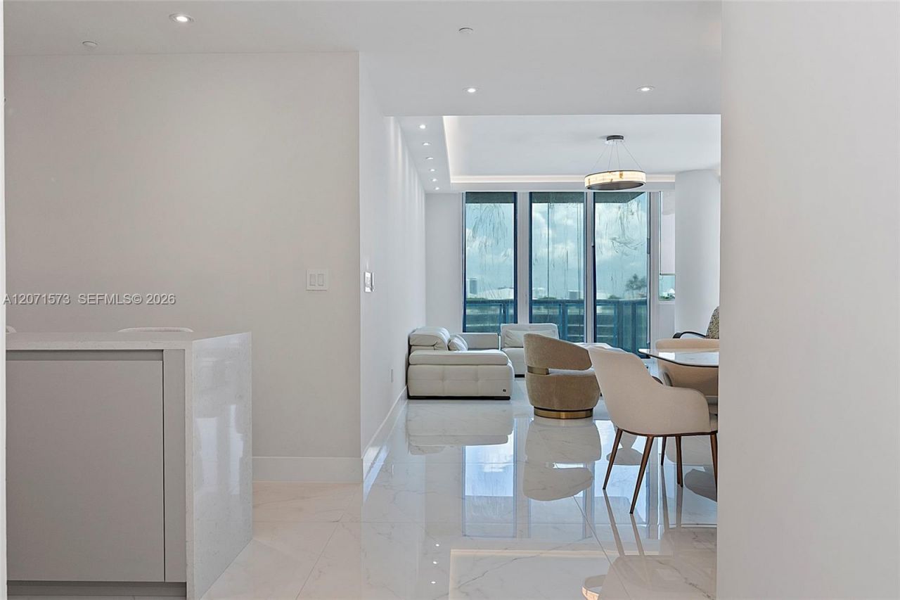 100 S Pointe Dr, Unit 910, Miami Beach, FL 33139 Photo