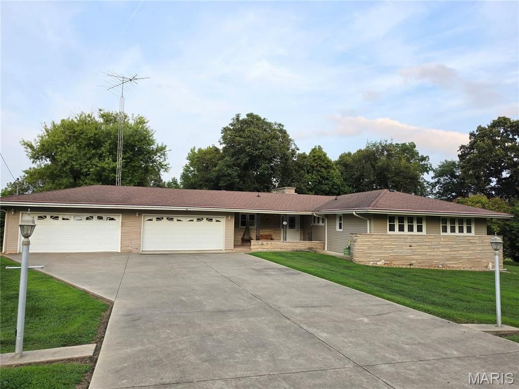 40 N Woods Circle Drive, Hillsboro, IL 62049 Main Photo