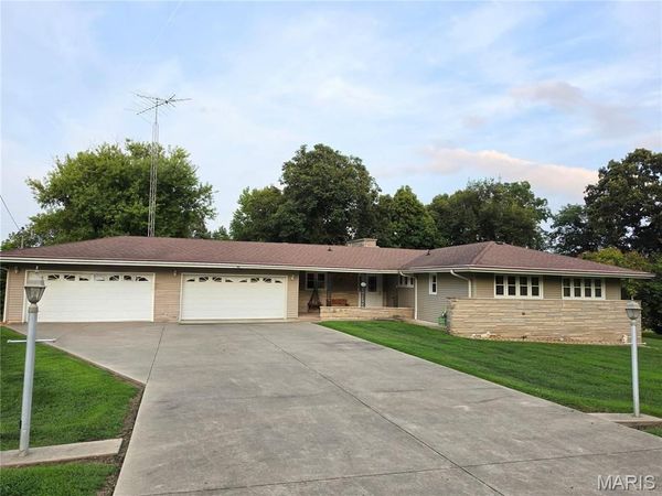 40 N Woods Circle Drive, Hillsboro, IL 62049