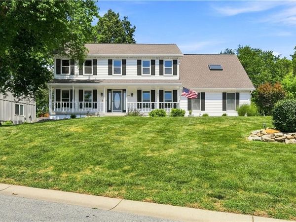 2700 NW Bent Tree Circle, Lee's Summit, MO 64081