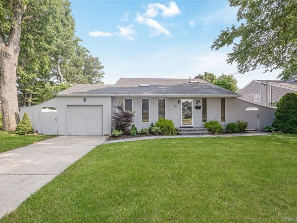 10 Larkin Street , Farmingdale, NY 11735