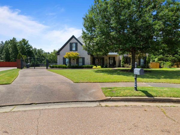 8935 W GROVELAWN CV W, Germantown, TN 38139