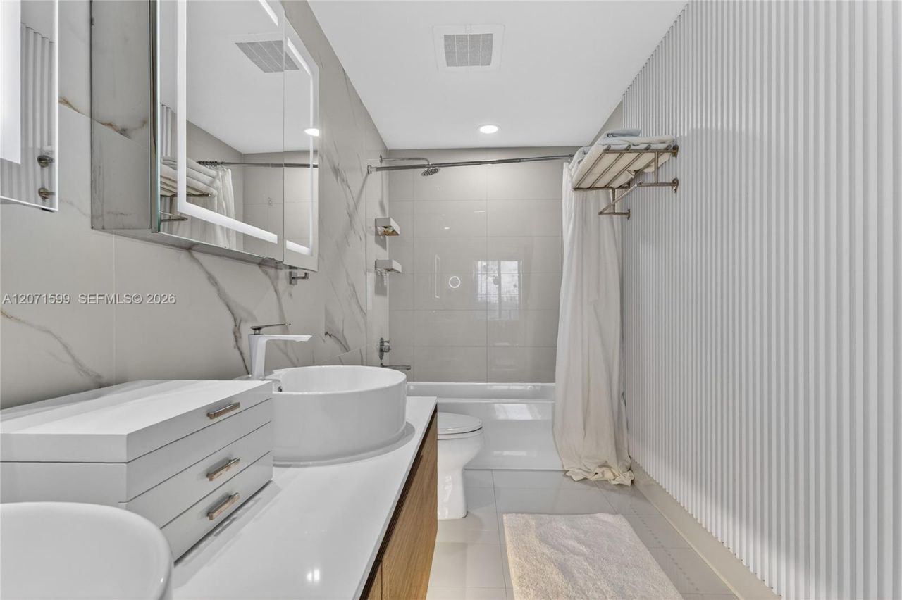 121 NE 34th St, Unit L305, Miami, FL 33137 Photo