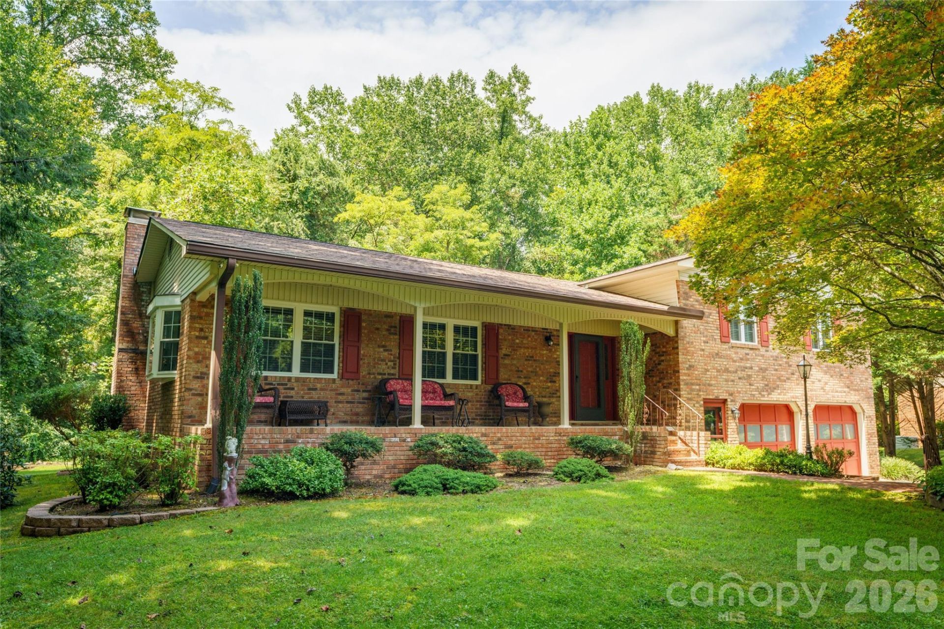 4 Hunters Lane, Hendersonville, NC 28791 Main Photo